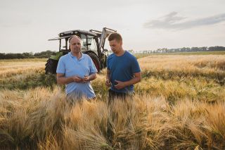 Foto: Landwirt im Getreidefeld